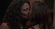 Penha e Leila acabaram se beijando em "Amor de Mãe" - Reprodução/Globoplay