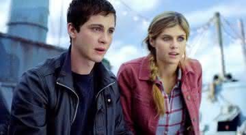 Logan Lerman e Alexandra Daddario em cena de "Percy Jackson e o Mar de Monstros" - Reprodução/FOX