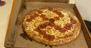 Pizza de pepperoni com desenho de suástica - Twitter