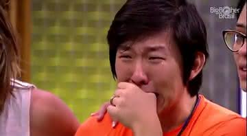Pyong chora muito ao ver filho Jake pela primeira vez pela televisão - Globoplay