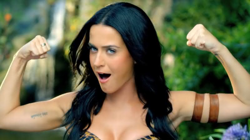 Katy Perry em cena do clipe de Roar - YouTube