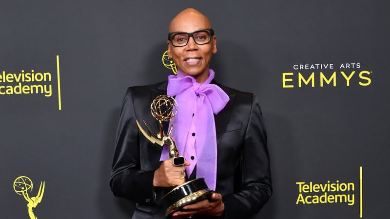 RuPaul com o prêmio de melhor apresentador de reality show ou competição no Emmy 2019 - Amy Sussman/Getty Images