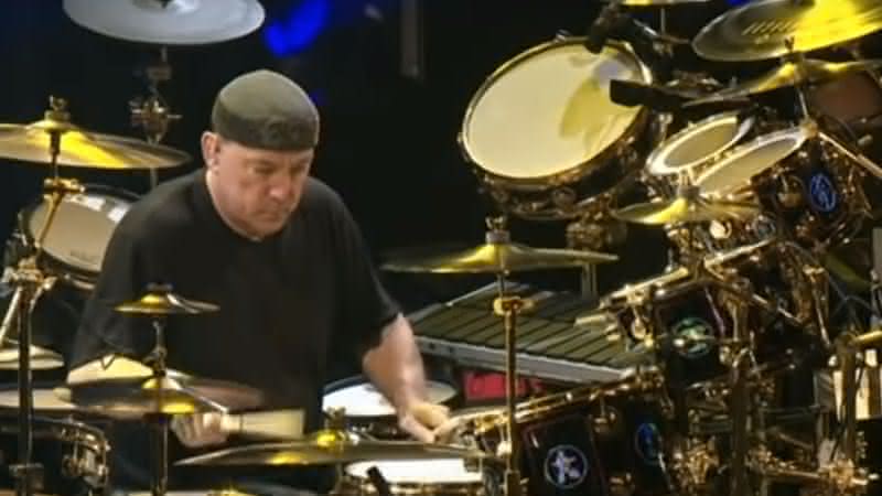 Neil Peart, baterista do Rush, em vídeo na internet - YouTube