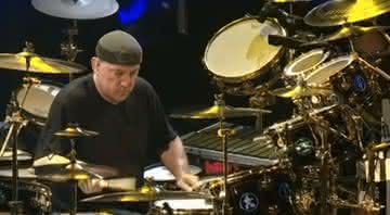 Neil Peart, baterista do Rush, em vídeo na internet - YouTube