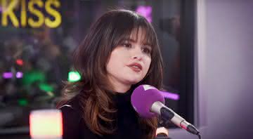 Selena Gomez nos estúdios da rádio Kiss Fm Uk - YouTube