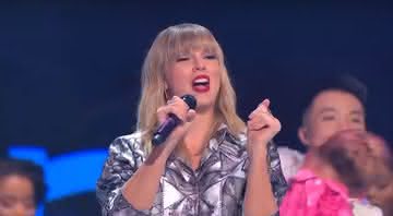 Taylor Swift faz pocket show na China - YouTube