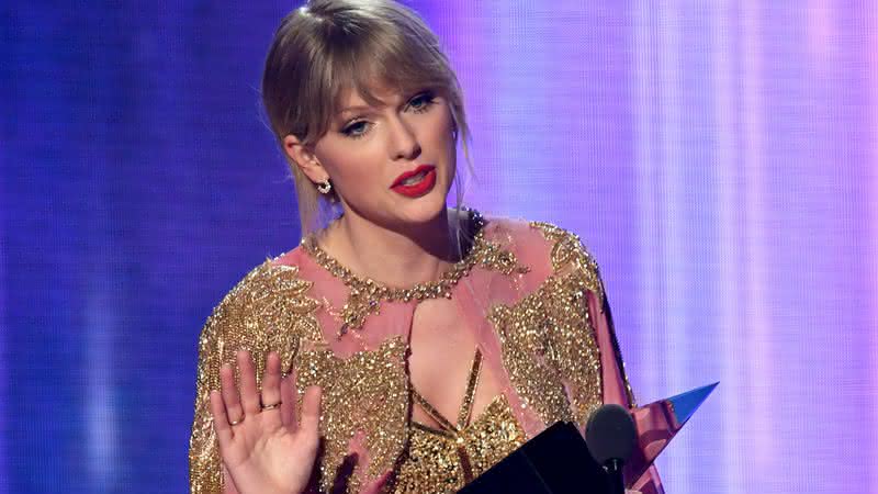 Taylor Swift recebe o prêmio de artista do ano no AMA 2019 - Kevin Winter/AMA2019/Getty Images