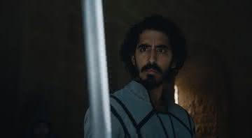 Dev Patel interpreta Gawain no filme - Reprodução/Netflix